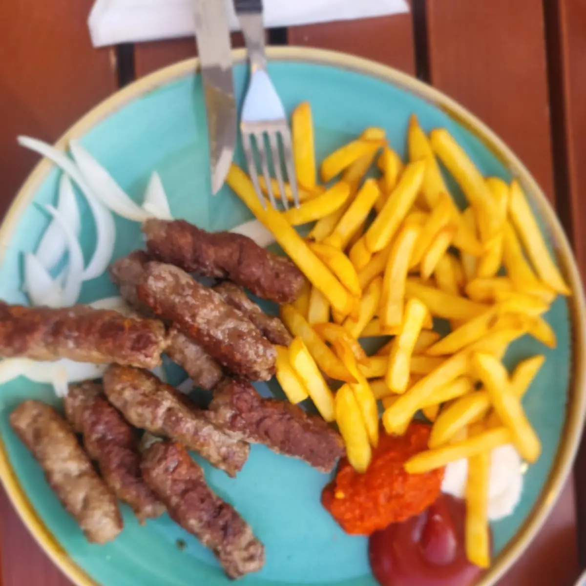Kleine Portion Cevapcici Mit Pommes