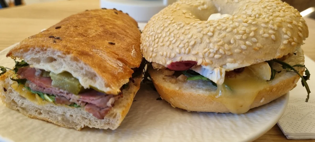 Bagel Mit Camembert Nüsse Und Preiselbeeren Roastbeefsandwich