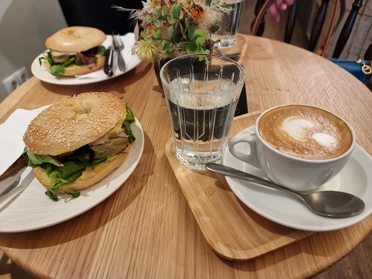Bagel Mit Zucchini Und Hummus