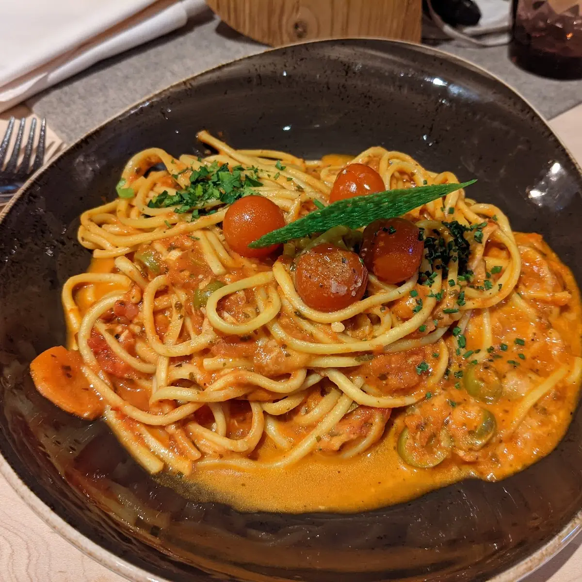 Tagliolini Mit Mozzarella Tomaten Und Oliven Scharf Gewürzt