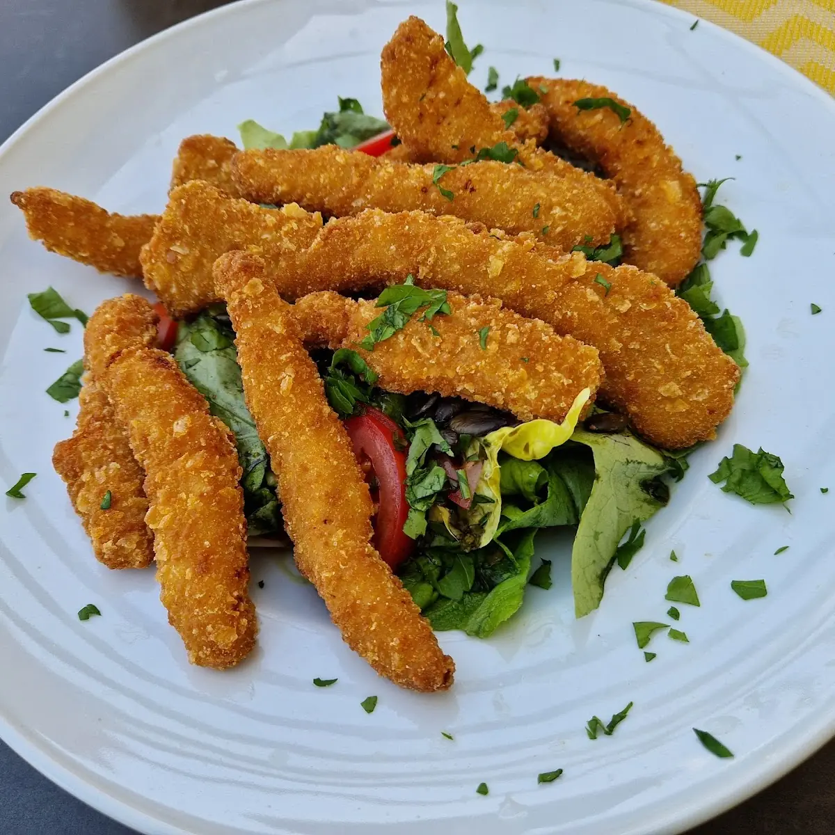 Parierte Hühnerstreifen Auf Blattsalat Mit Kürbiskernen