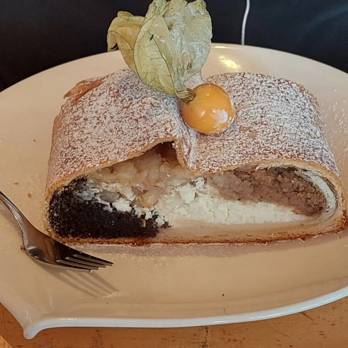 Apfel Topfen Mohn Nußstrudel