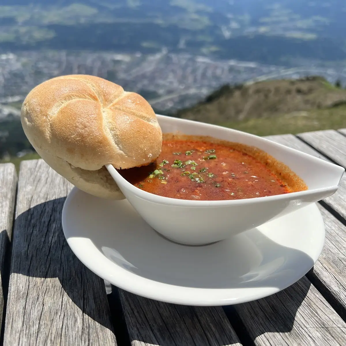 Deftige Gulaschsuppe Mit Gebäck