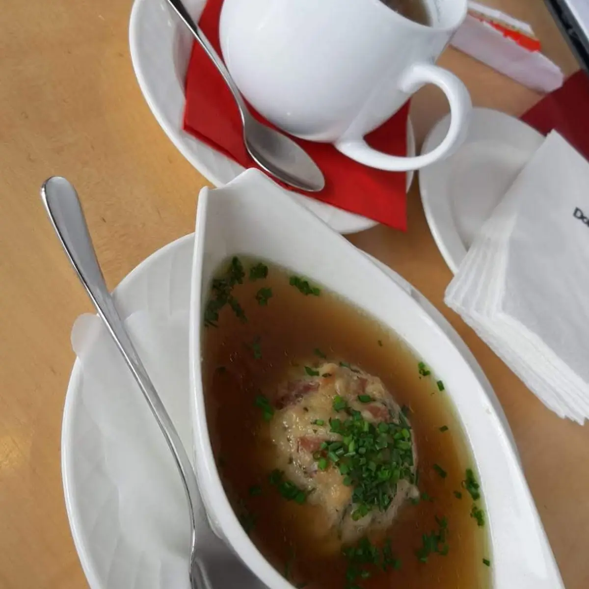 Kräftige Rindsuppe Mit Kaspressknödel