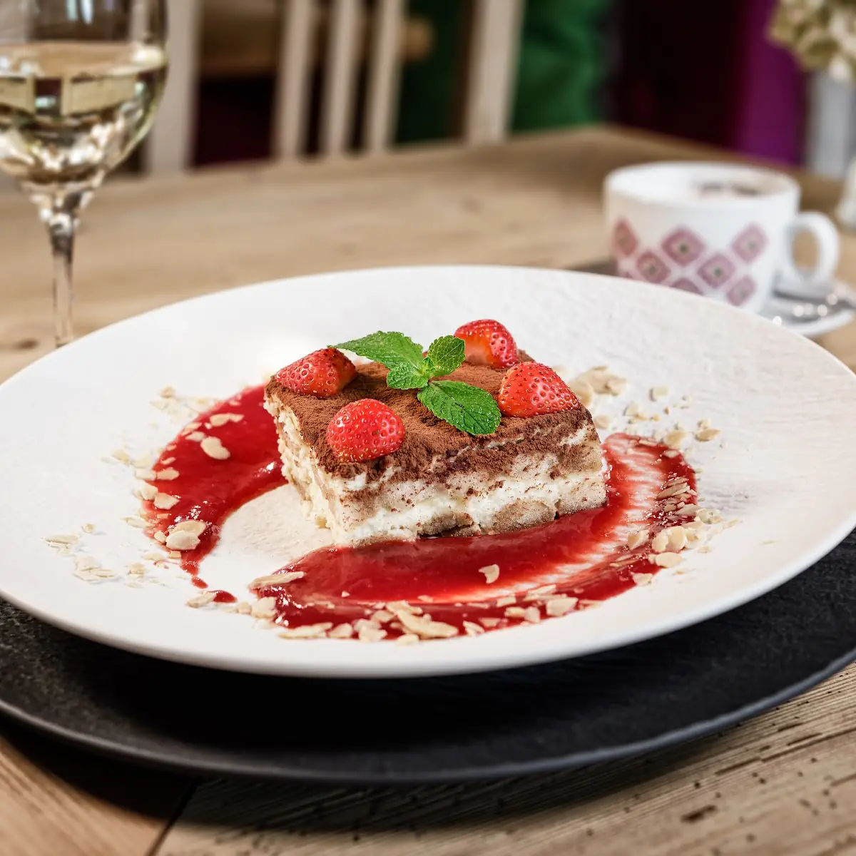 Tiramisu An Erdbeer Minzsalat
