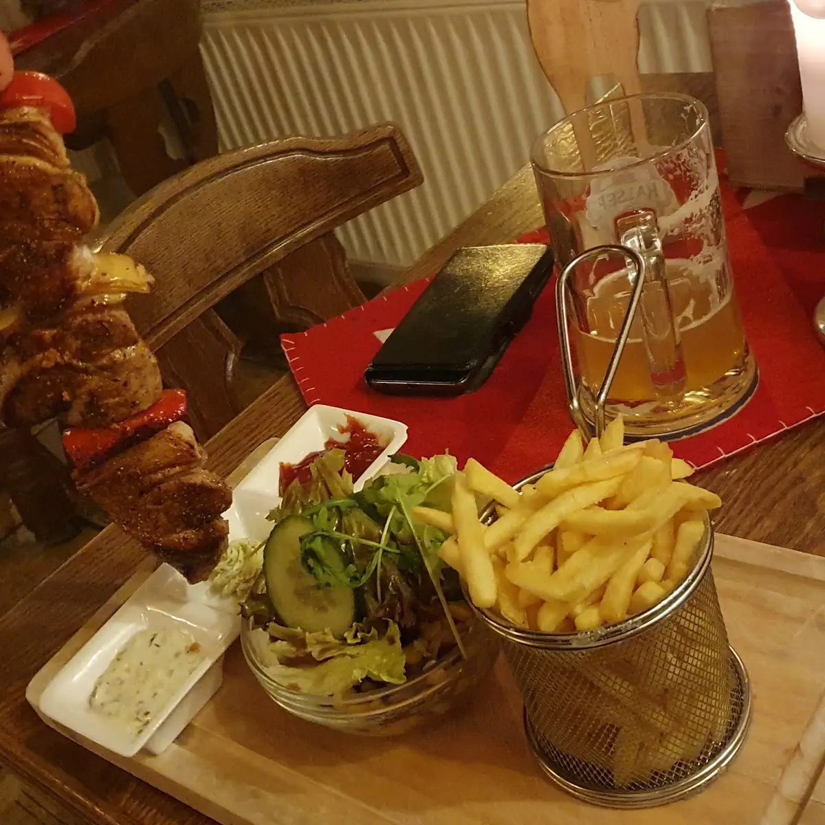 Henkerspieß Mit Saucen Salat Und Pommes