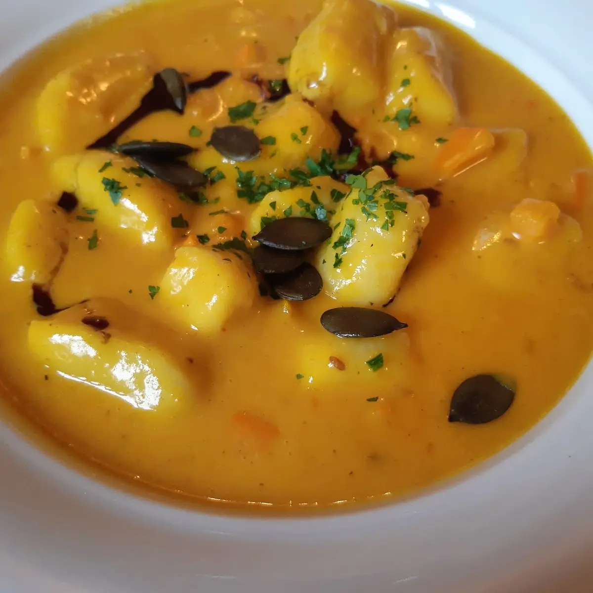Erdäpfelgnoccis Auf Kürbissauce