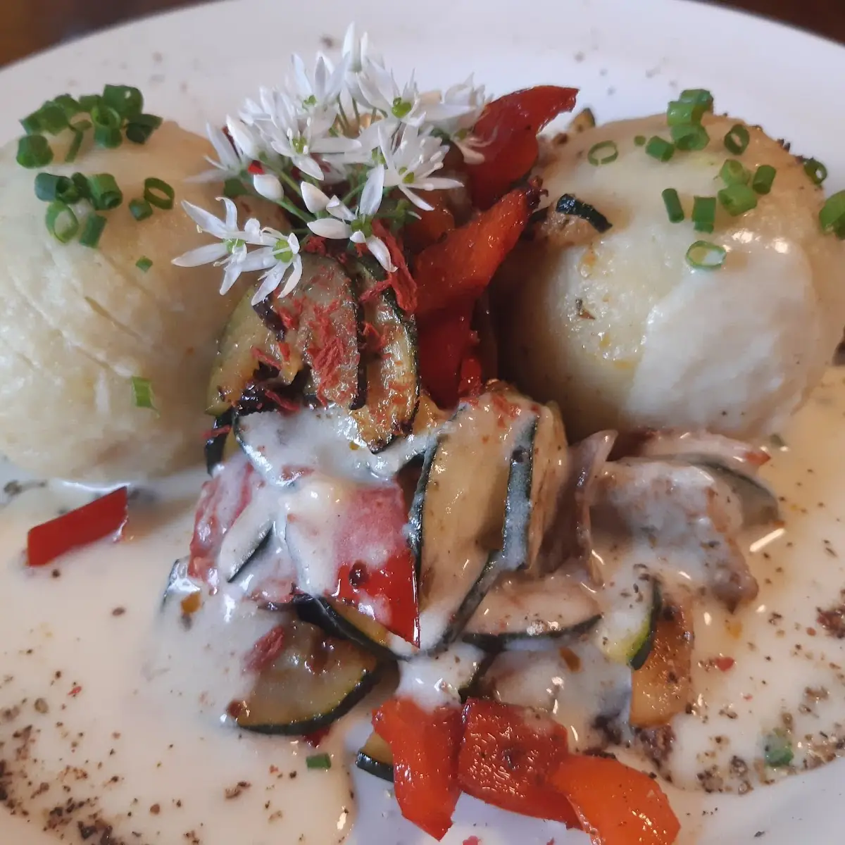 Kartoffelknödel Mit Austernpilzfülle Auf Zucchinigröstl