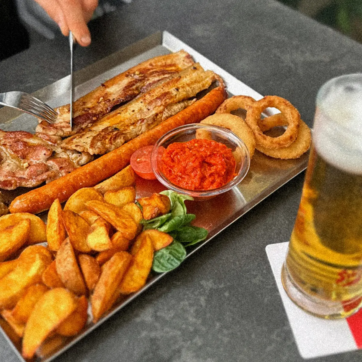 Gemischtes Grillfleisch Mit Wedges