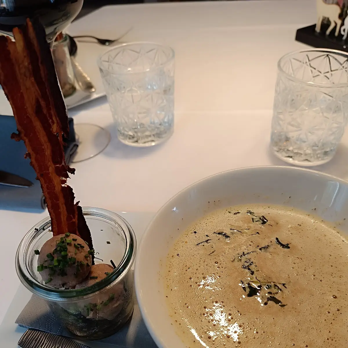 Wildsuppe Mit Maroni Knödel Speck Und Pilze