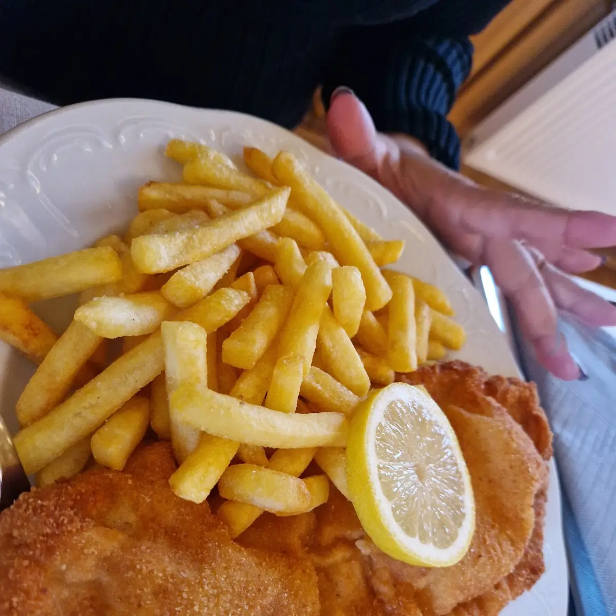 Schweine-wienerschnitzel Mit Pommes