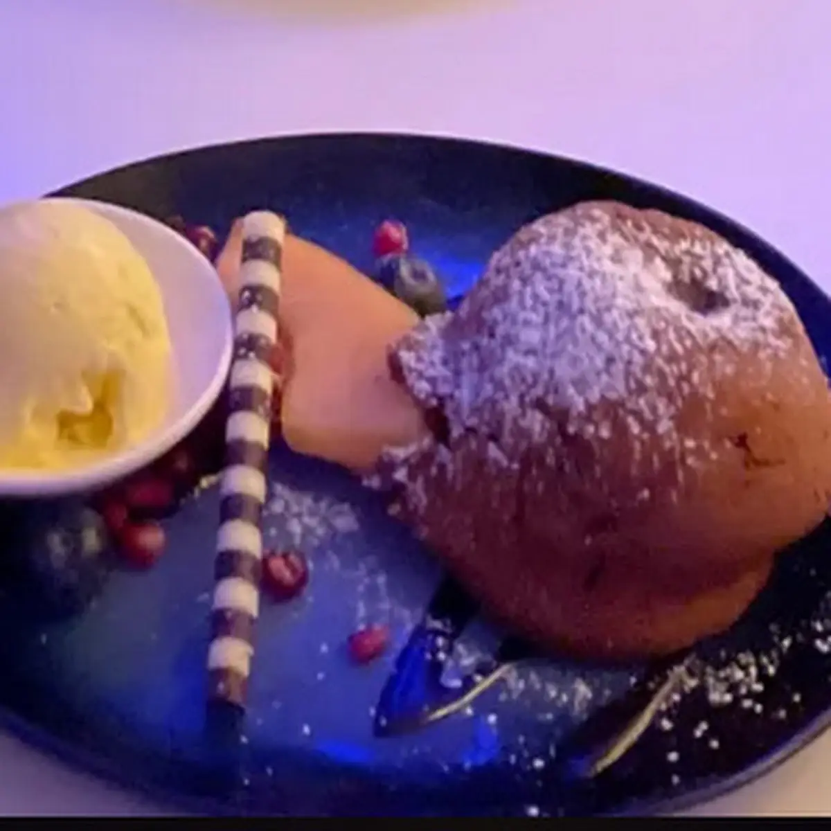 Schokokuchen Mit Flüssigem Kern Und Vanilleeis