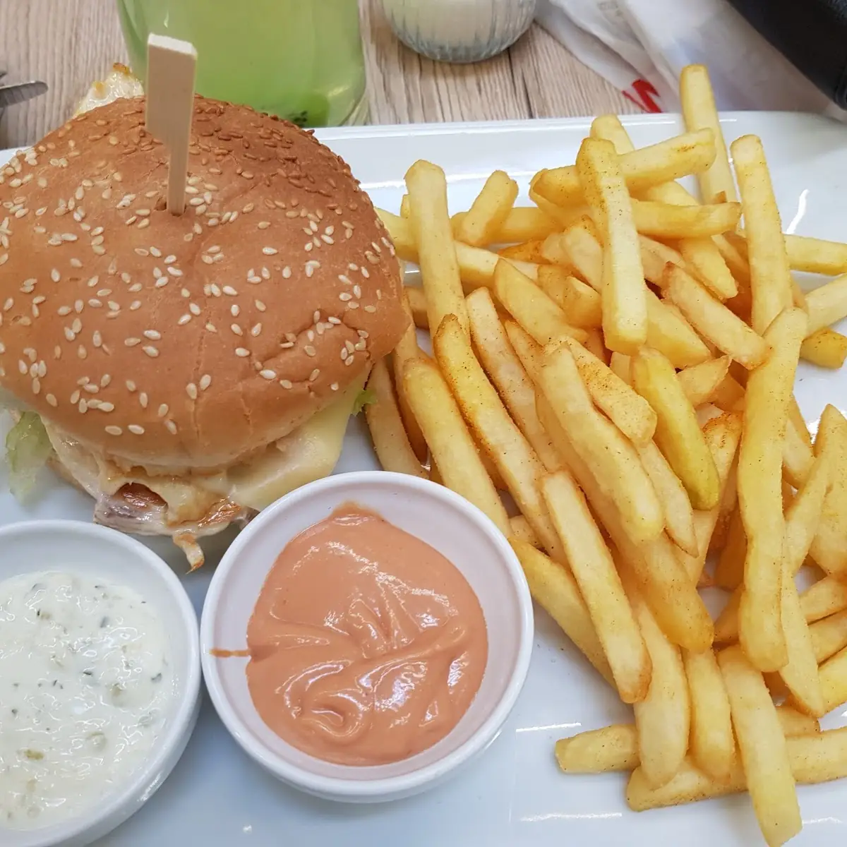 Chickenburger Mit Pommes Frites