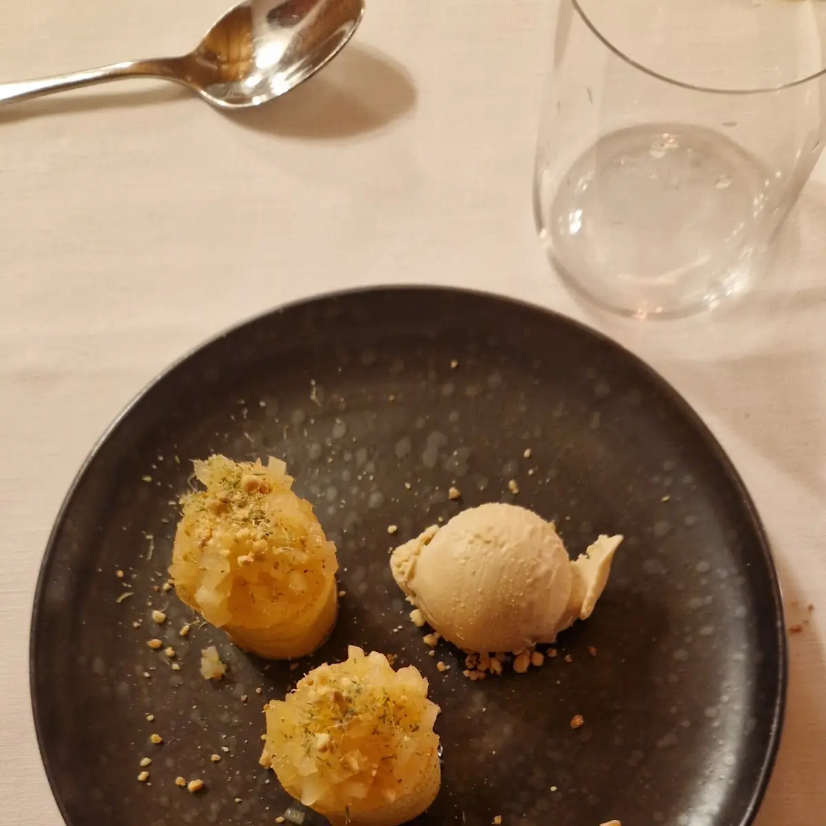 Birne Mit Weißer Schokoladenmousse Und Haselnusseis