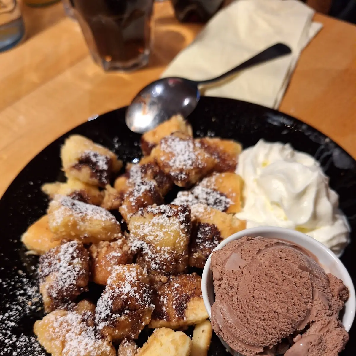 Kaiserschmarrn Mit Schokoeis Schlag Nüsse Schoko Kaiser