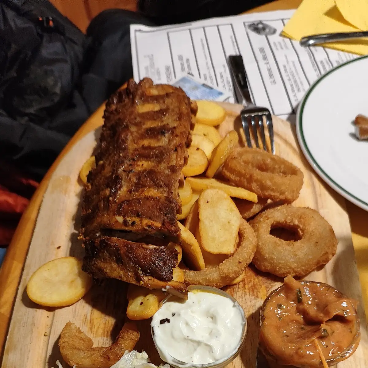 Ripperl Mit Dollar-chips Und Onion-rings