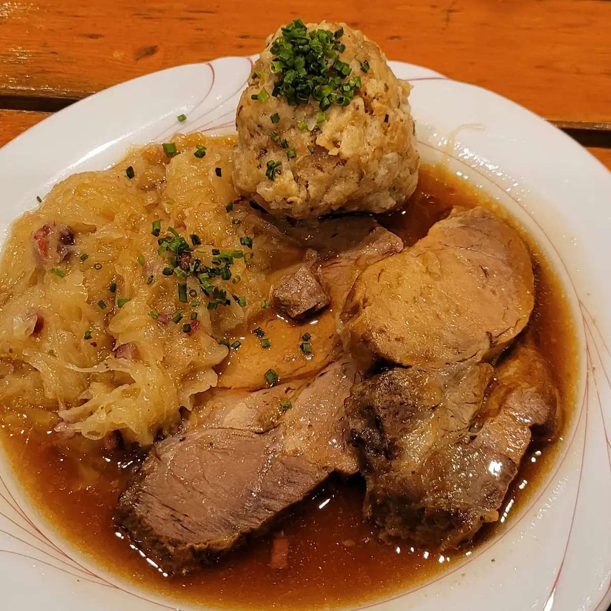Schweinebraten Mit Semmelknödel Und Sauerkraut