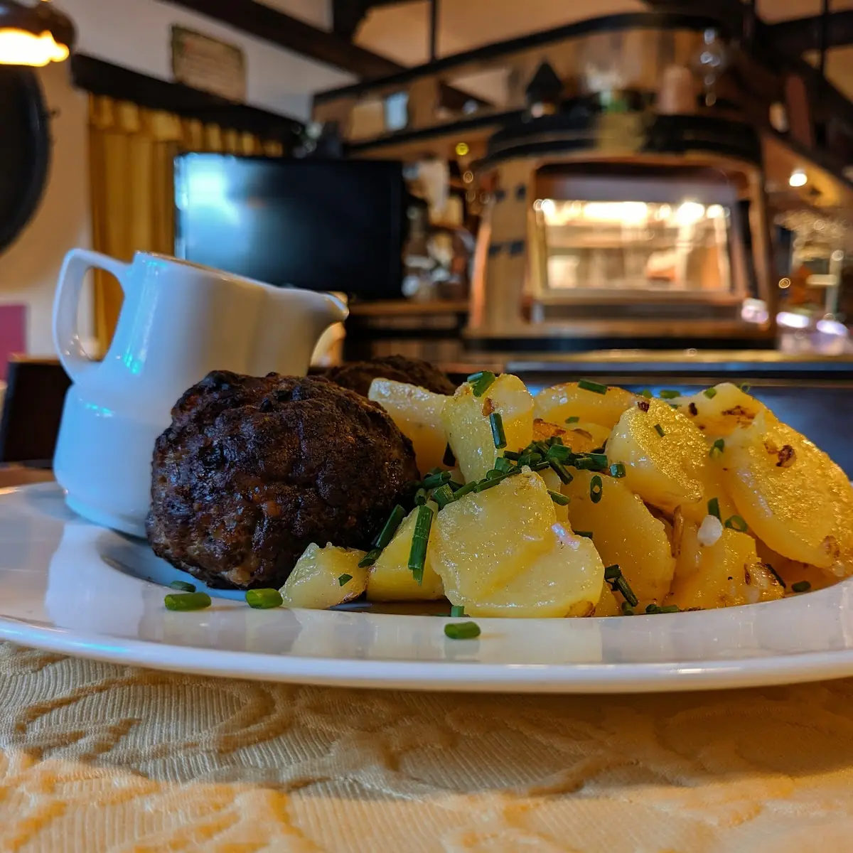 Faschierte Laibchen Mit Rösterdäpfel