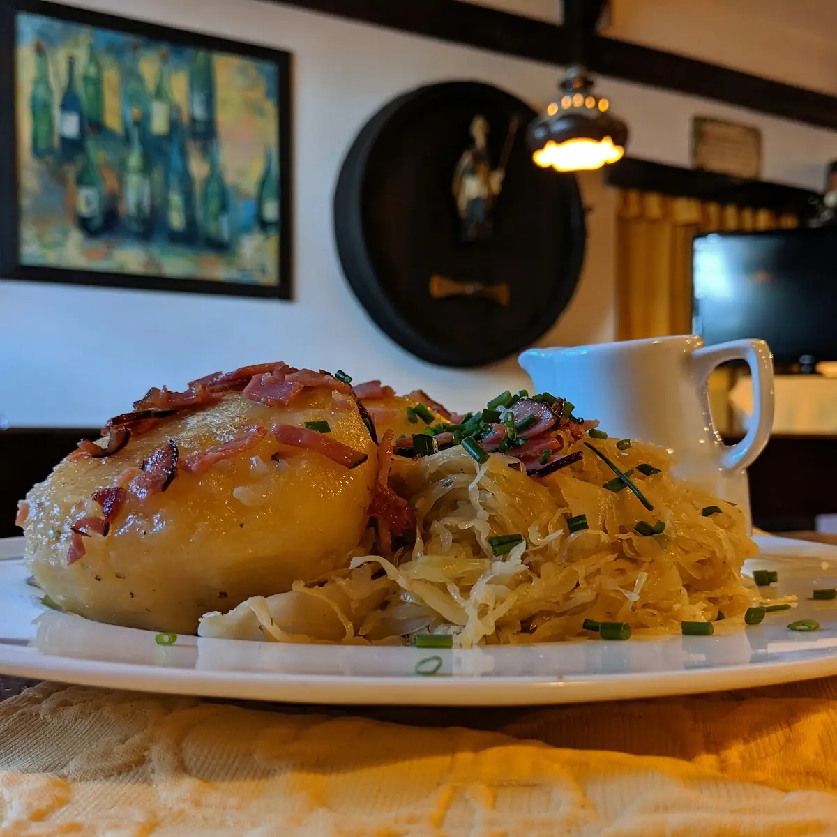 Kartoffelknödel Mit Fleischfüllung Und Sauerkraut