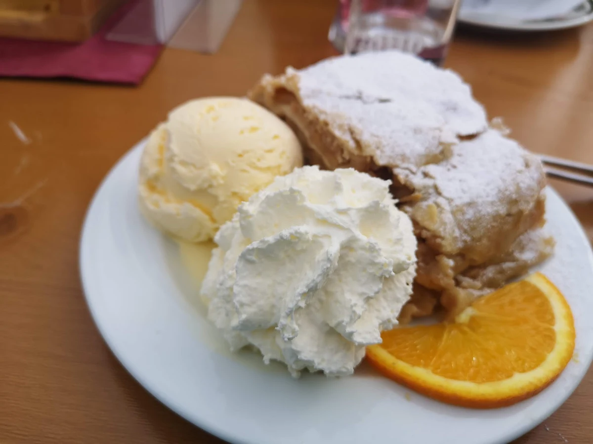 Apfelstrudel M Varillesauce