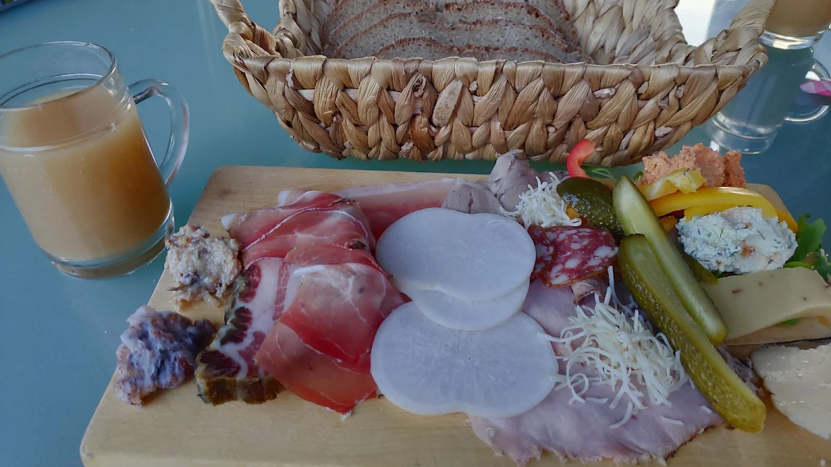 Brettljause Und Apfelsaft
