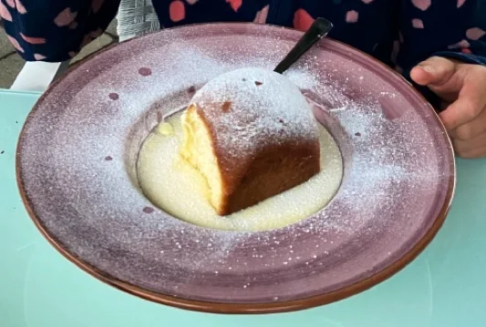 Buchtel Mit Marillenfülle Und Vanillesauce