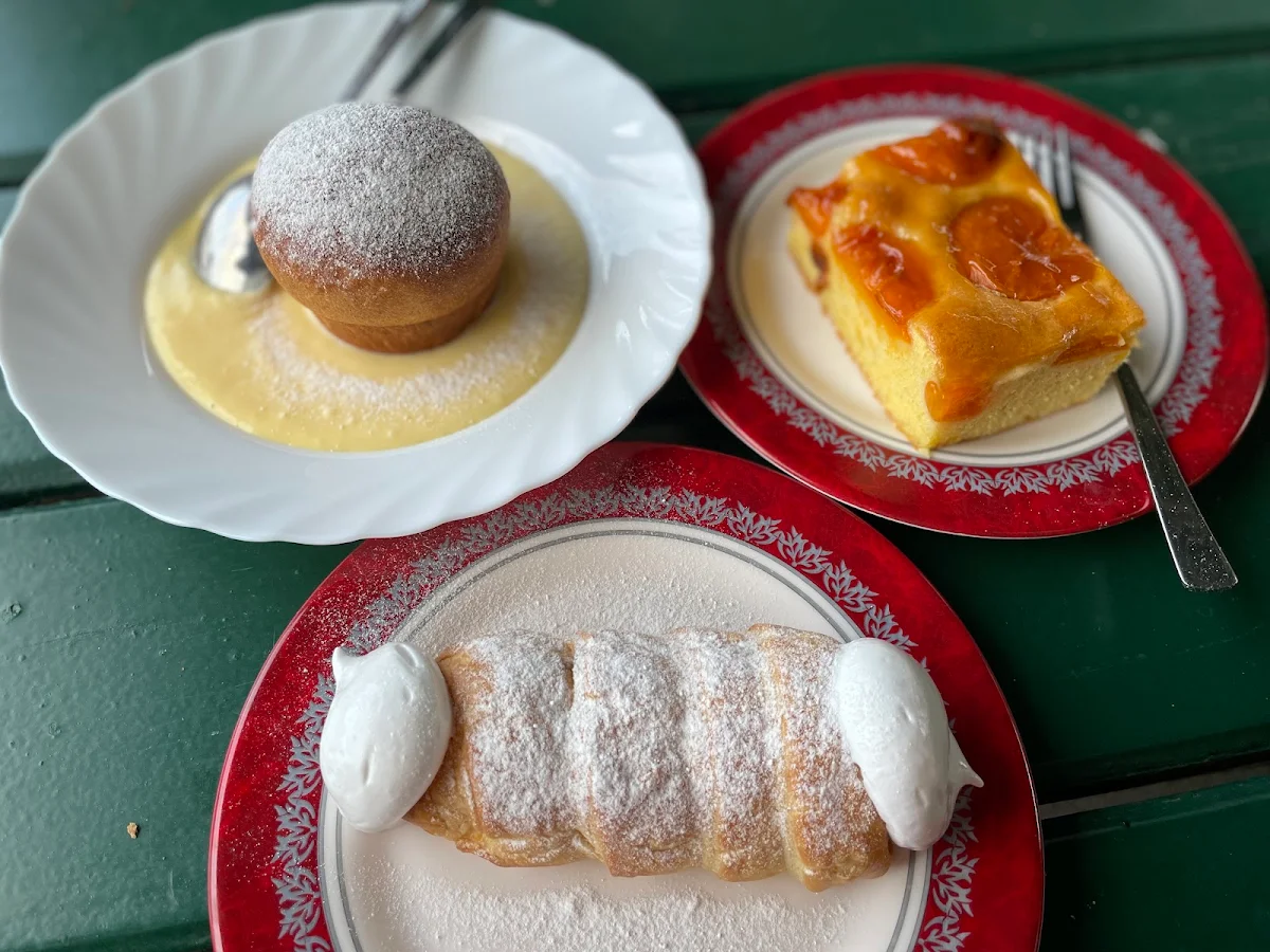 Buchtl Mit Vanillesauce Marillenkuchen Und Schaumrolle