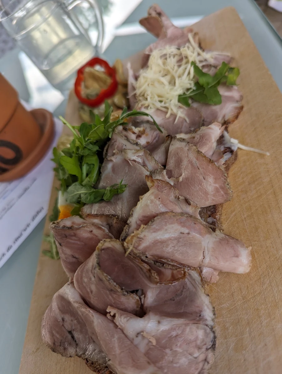 Krustelbraten Saftiger Schweinsbauch Mit Hausgemachtem Paprika-zwiebel-senf