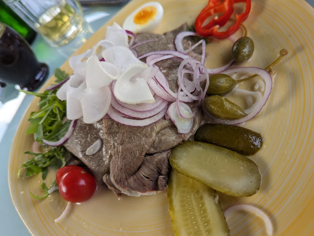Saures Rindfleisch Mit Zwiebel Kapern Und Brot