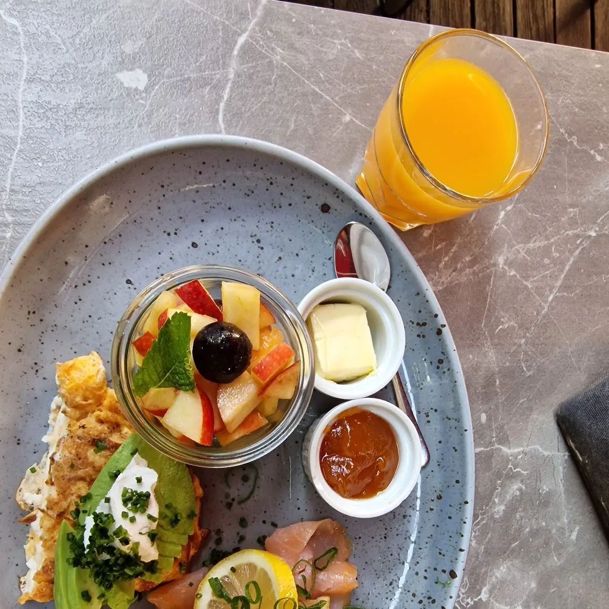 Frühstück Mit Ei Avocado Lachs U Fruchtsalat