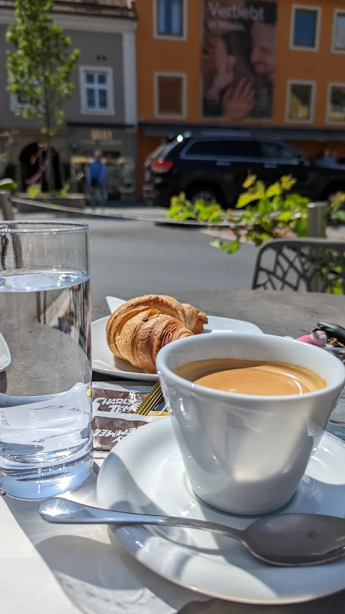 Ein Verlängerter Mit Croissant