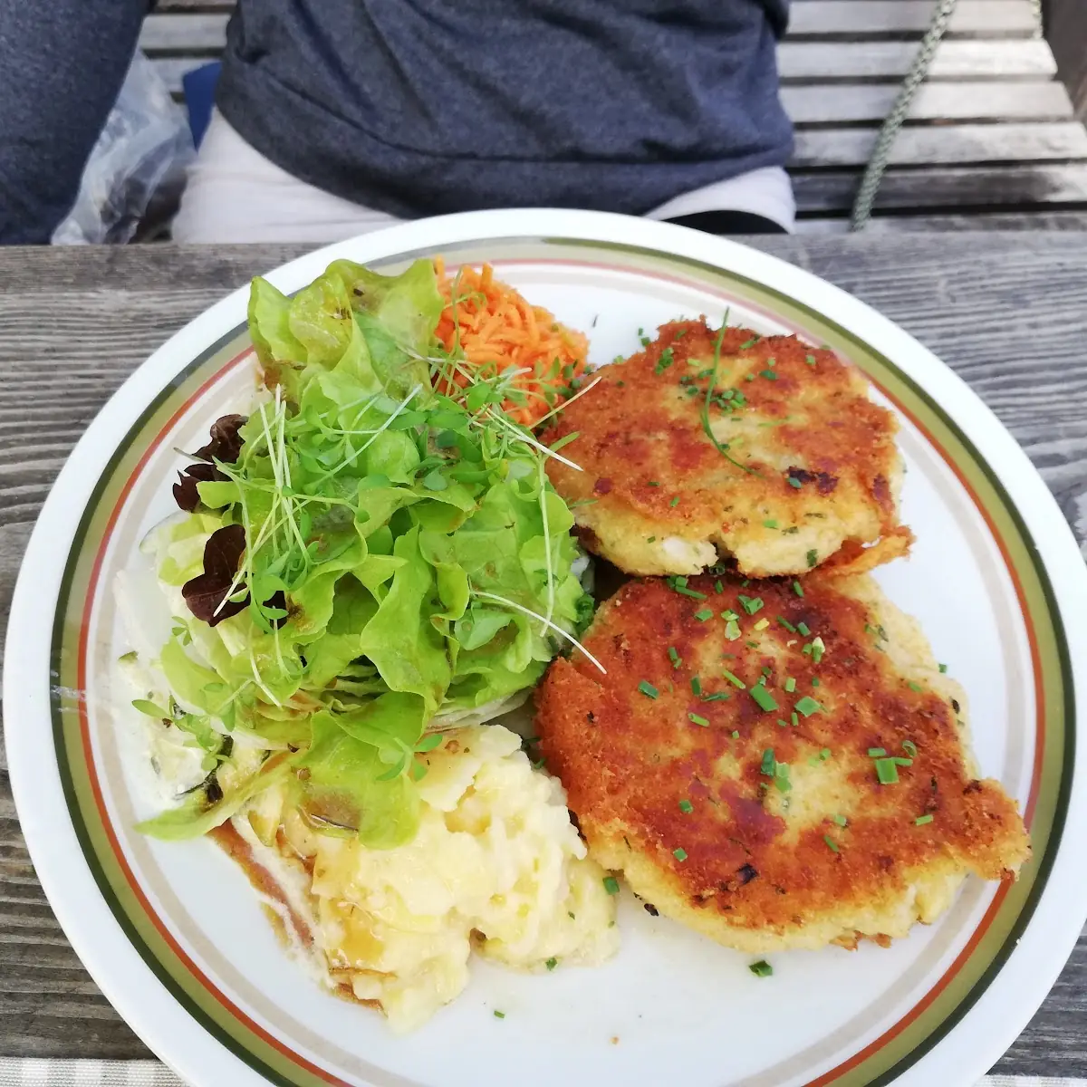 Kaspressknödel Auf Salat