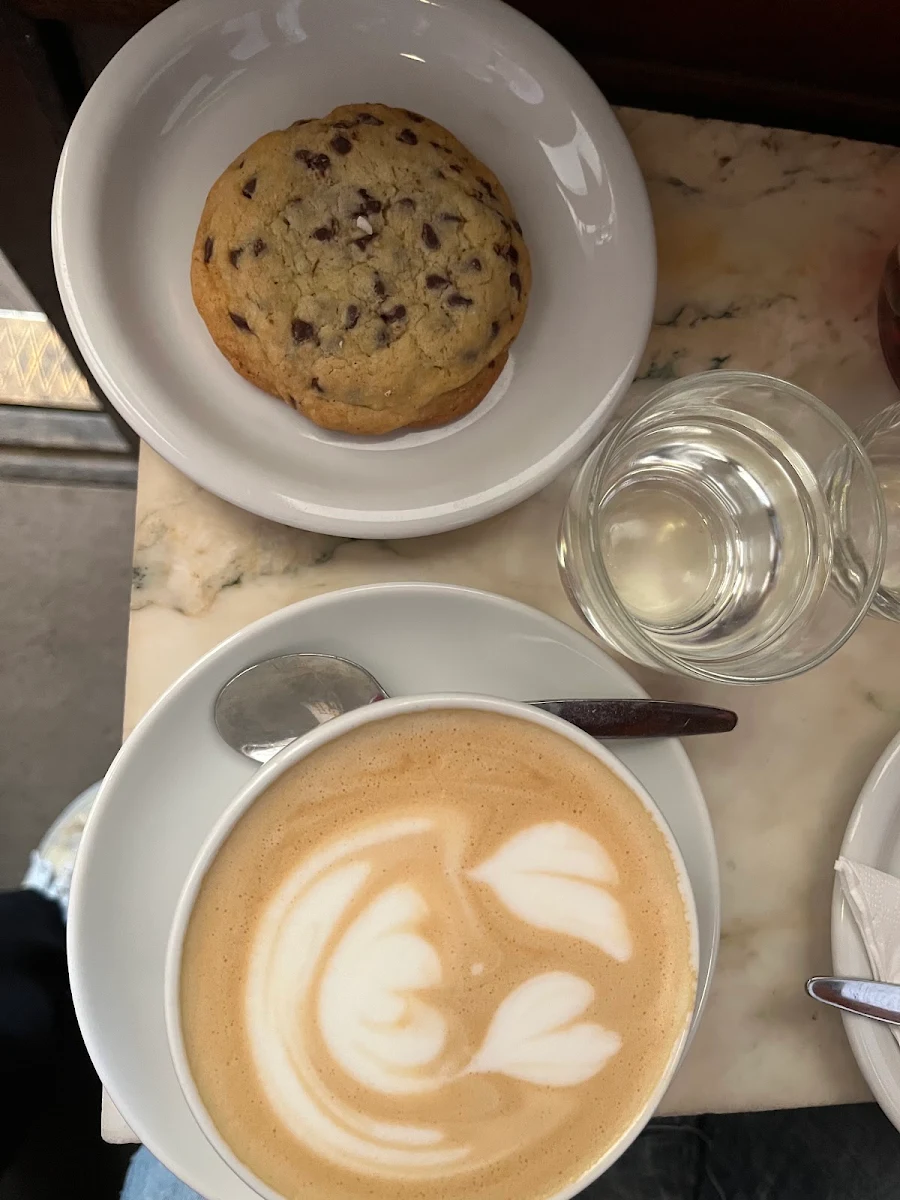 Caffè Latte Und Schokokeks