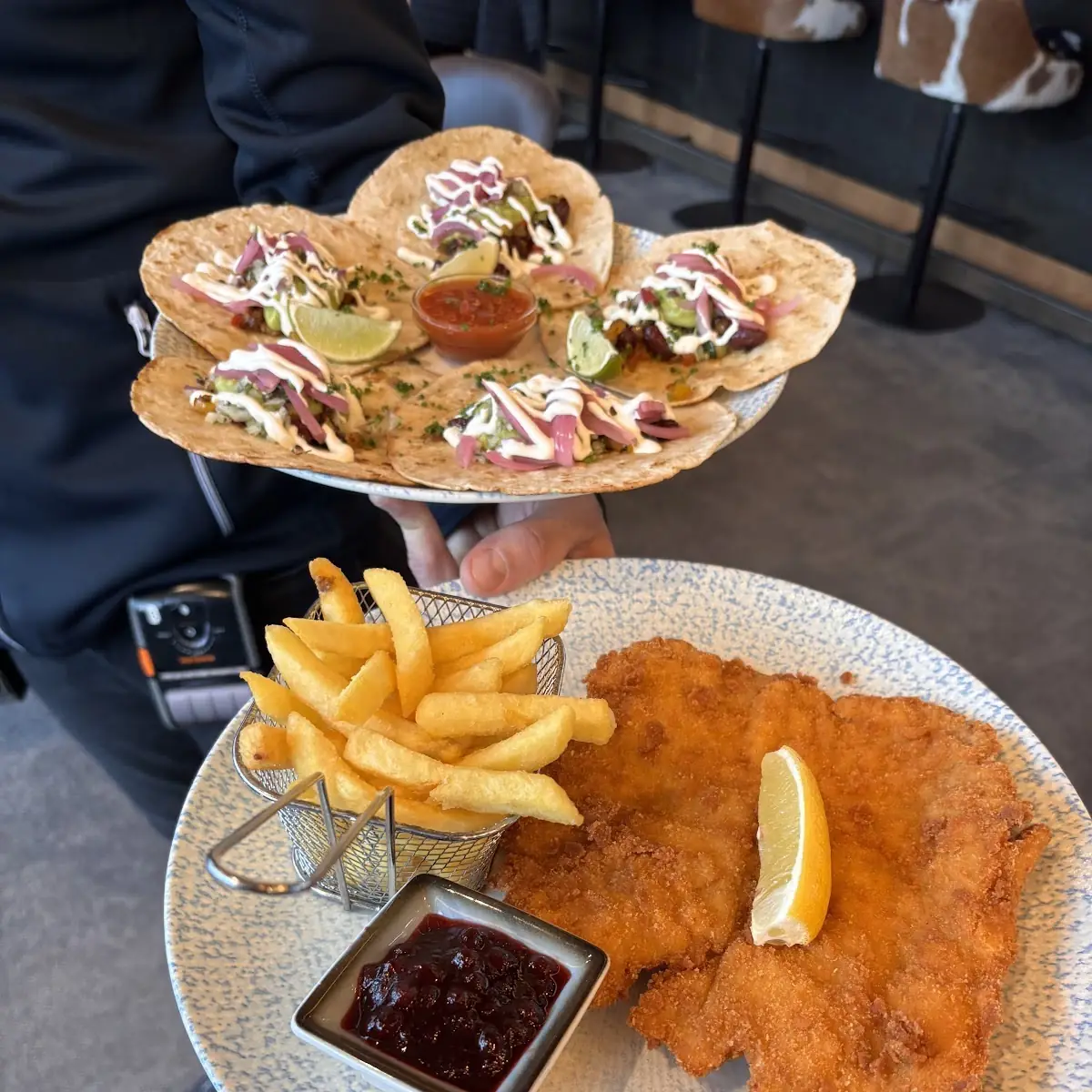 Hausgemachtes Wiener Schnitzel Mit Pommes Vom Schweinerücken