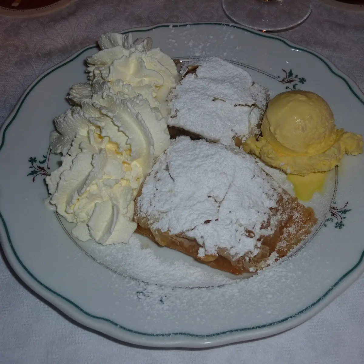 Apfelstrudelmit Eis Und Sahne