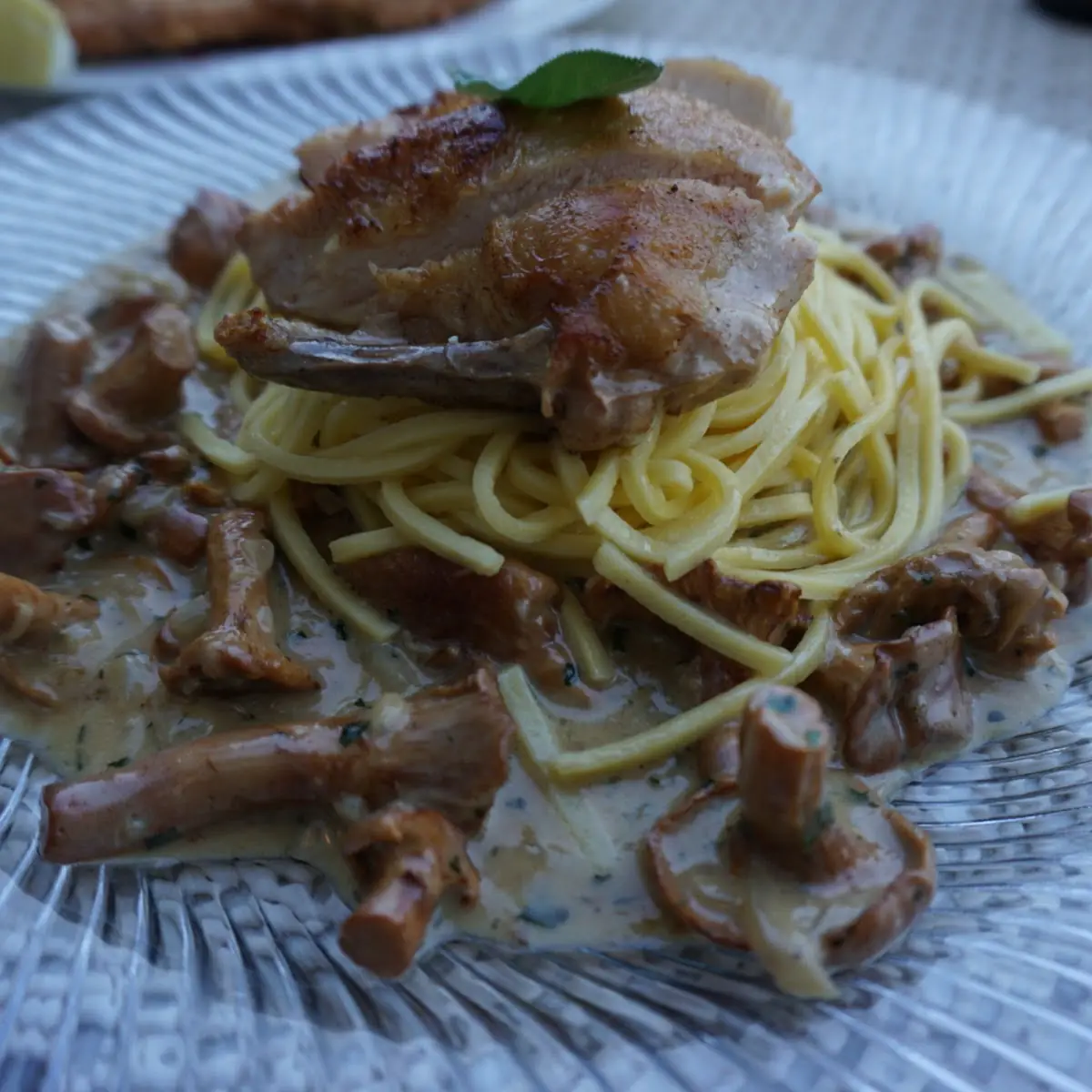 Maispoularde Mit Bandnudeln Und Pfifferlingen