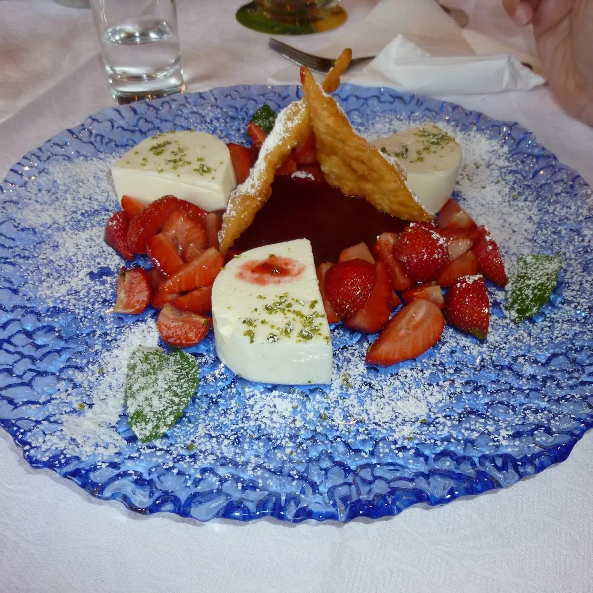 Pralineneisparfait Mit Früchten