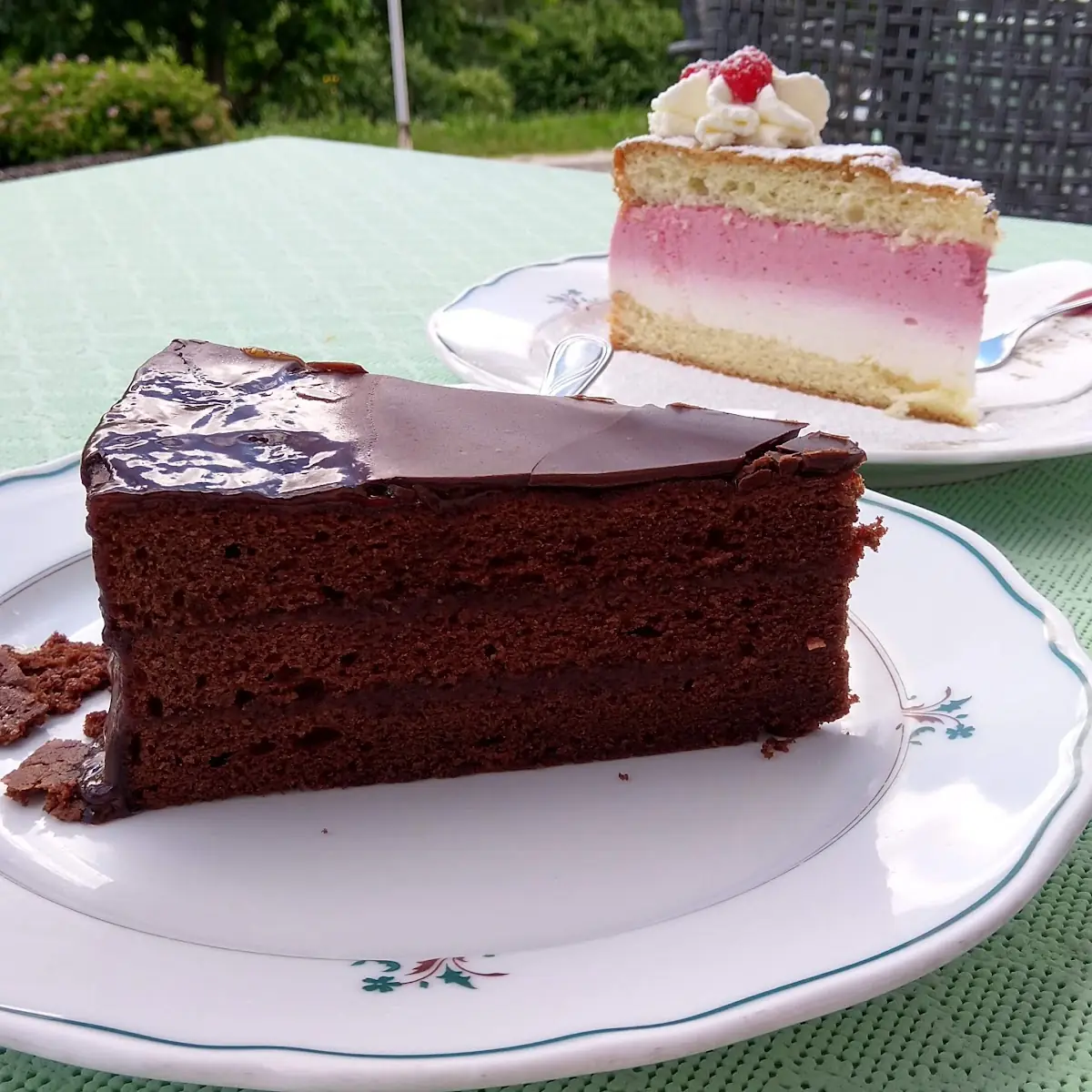Schokoladentorte Vorn Himbeer-sahne-torte Hinten