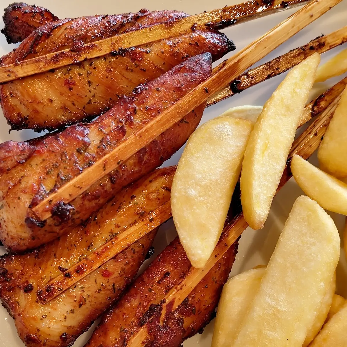 Hühnerspieße Mit Pommes Frittes