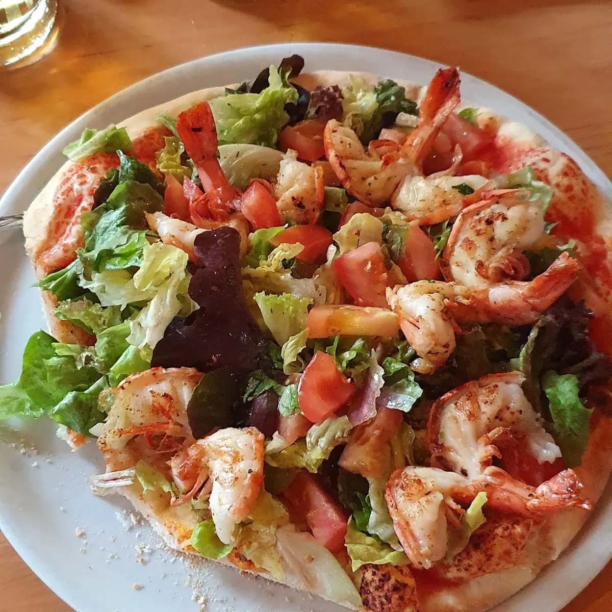 Pizzabrot Mit Salat Und Garnelen
