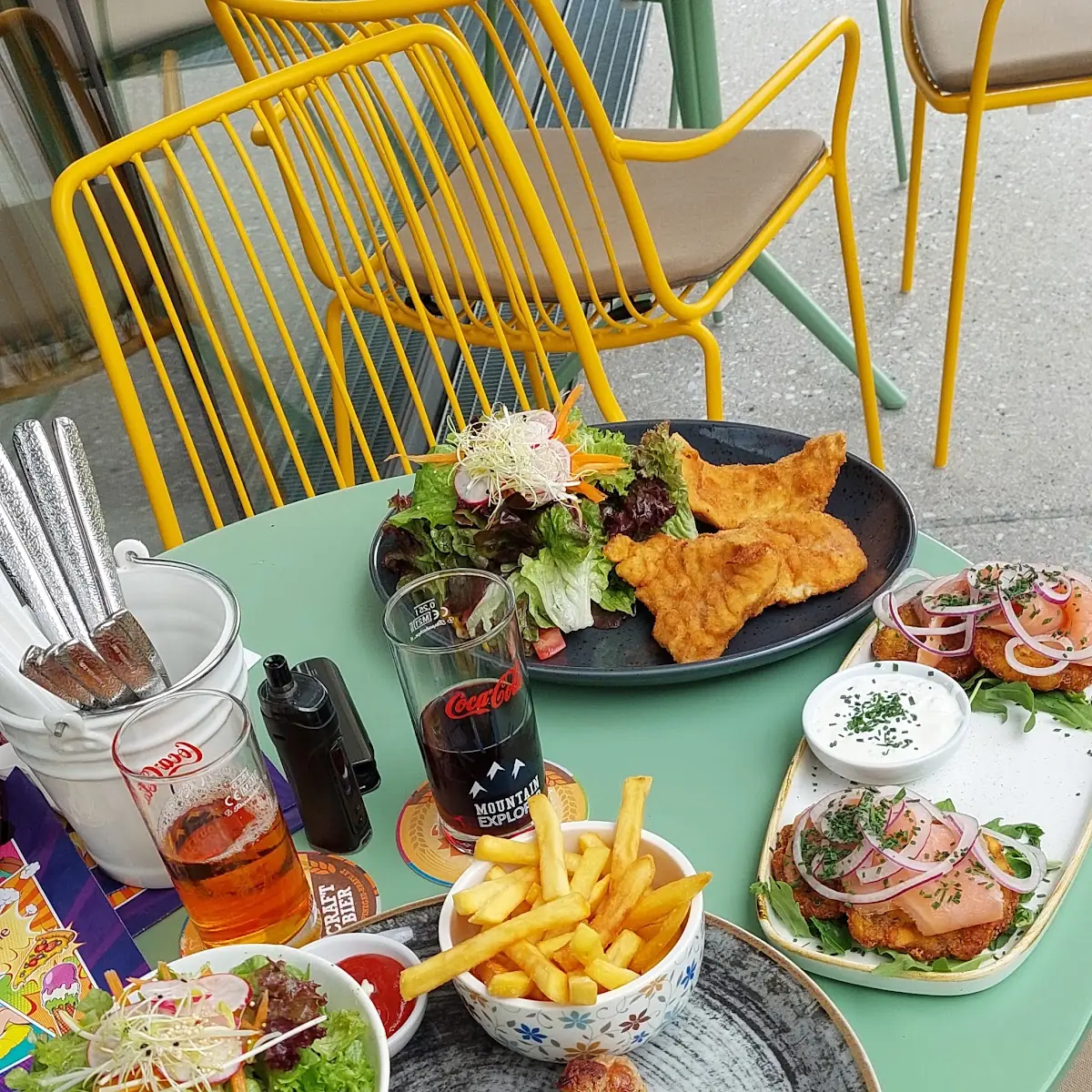 Vepřový Steak Hranolky A Zeleninový Salát