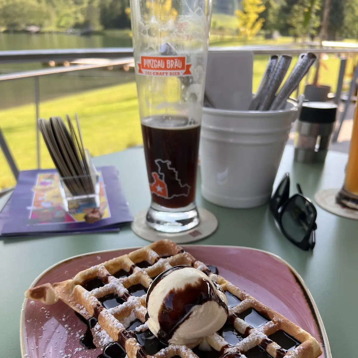 Waffeln Mit Schokoladensosse Und Vanille Eis