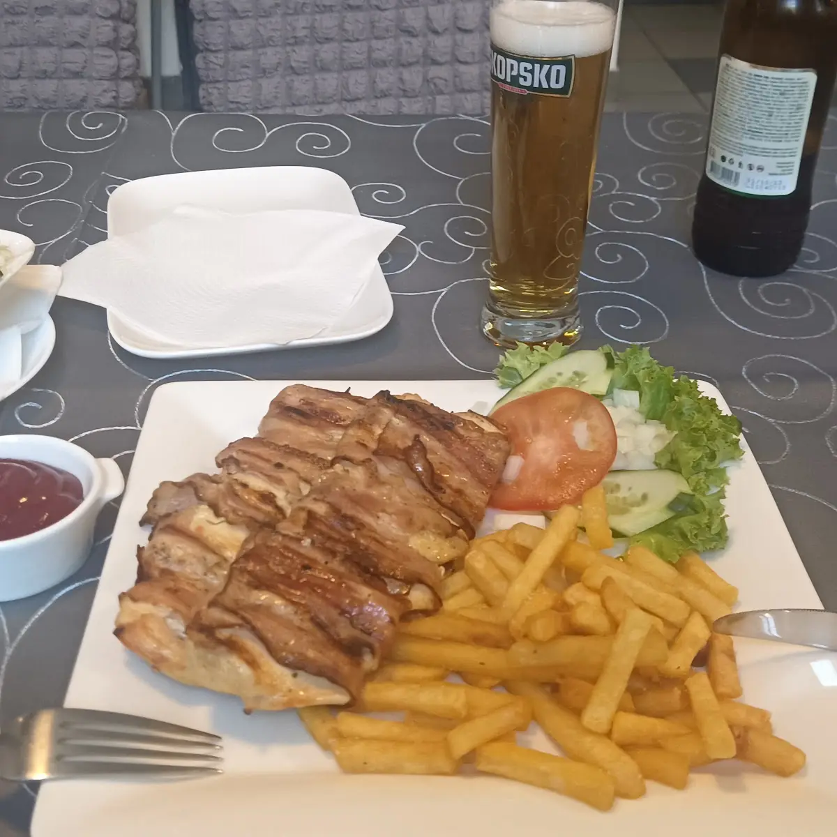 Pileci Raznic Sa Slaninom Hühnerspieß Mit Speck 350gr
