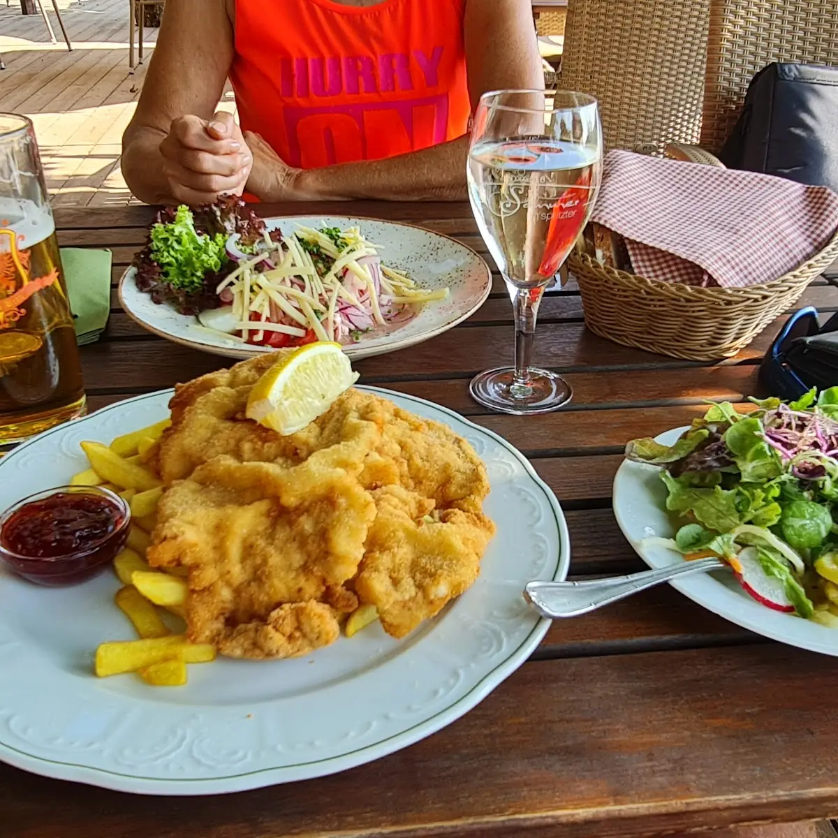 Schnitzel Wiener Art Mit Pommes Und Wurstsalat