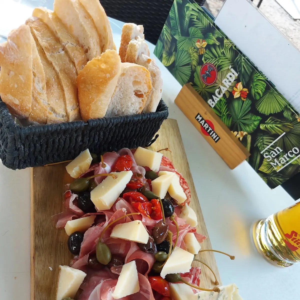 Gemischter Teller Käse Salami Schinken Kapernäpfel Oliven Brot