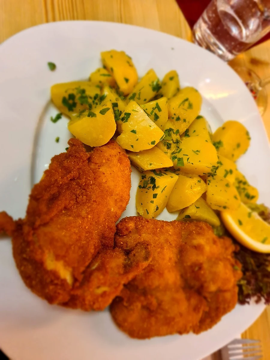 Ausgelöstes Backhenderl Mit Kartoffel Gurken Salat