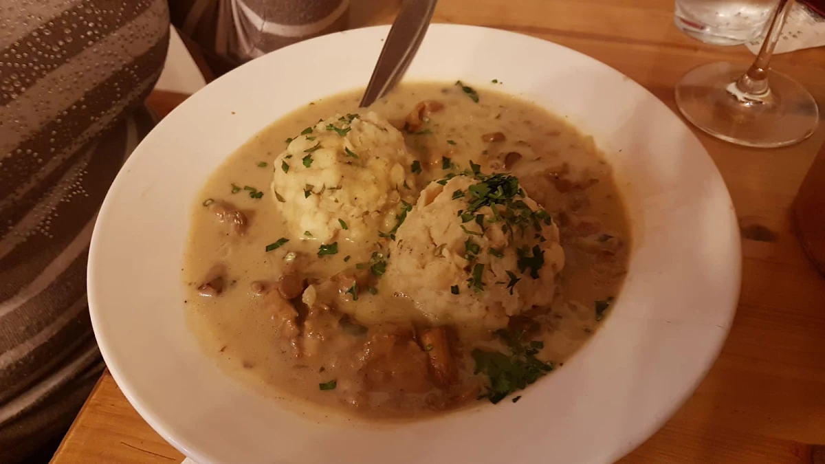 Eierschwammerlragout Mit Semmelknödel