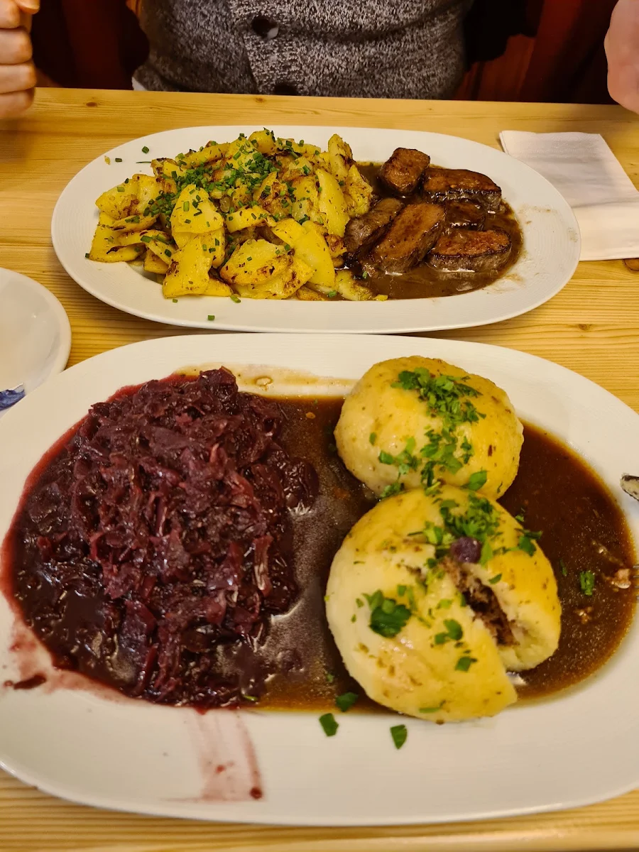 Hirschrückenmedaillons Mit Zwetschkensauce Apfelrotkraut Semmelknödel Und Preiselbeeren