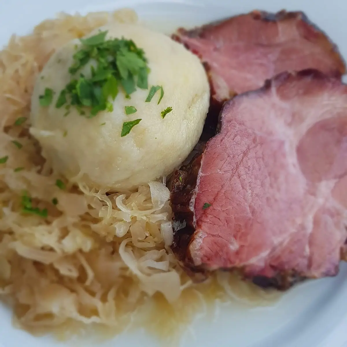 Geselchtes Mit Kraut Und Knödeln