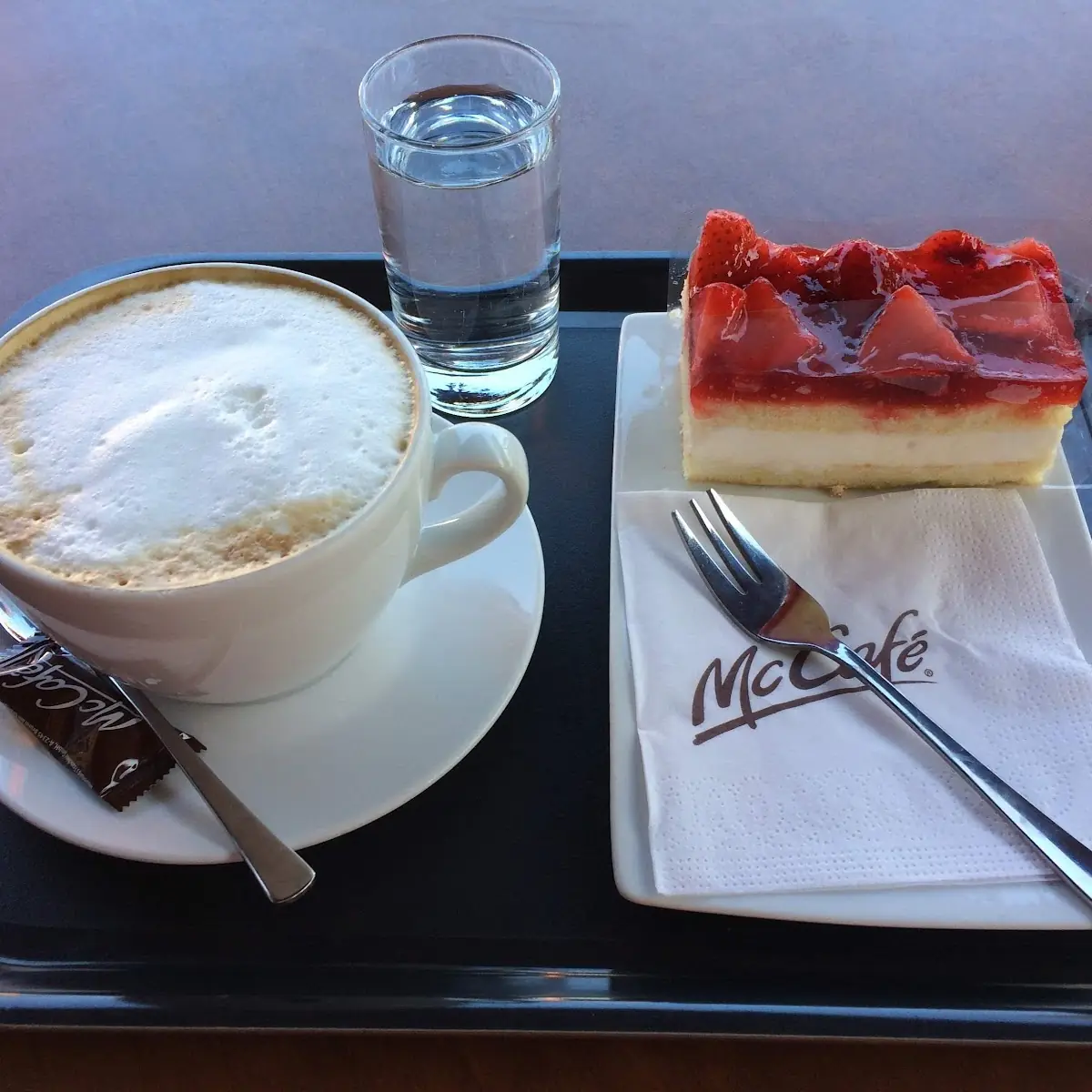 Cappuccino Und Erdbeer-topfenschnitte